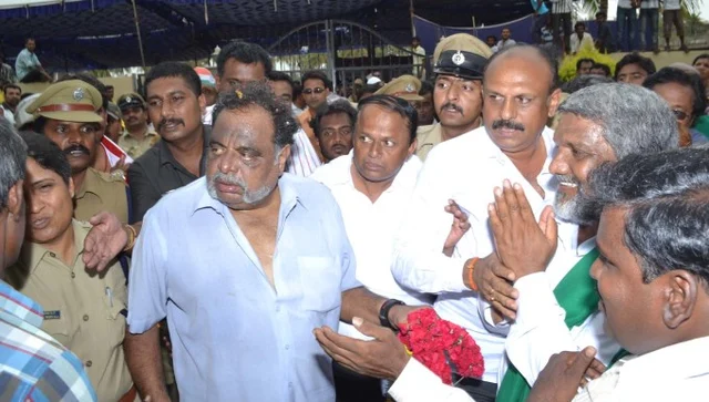 ರಾಜಕಾರಣಿಯಾಗಿ ಜನರ ನಡುವೆ ಅಂಬಿ. 