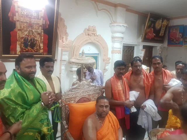 ಮಂತ್ರಾಲಯದಲ್ಲಿ ಸ್ವಾಮೀಜಿ ಪಕ್ಕ ಕೈಜೋಡಿಸಿ ನಿಂತಿರುವ ಹರ್ಷವರ್ಧನ