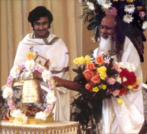 ಮಹರ್ಷಿ ಮಹೇಶ್ ಯೋಗಿ ಜತೆ ರವಿಶಂಕರ್.