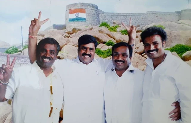ಬಳ್ಳಾರಿ ರಿಪಬ್ಲಿಕ್ ಸದಸ್ಯರು: ಸೋಮಶೇಖರ್ ರೆಡ್ಡಿ, ಕರುಣಾಕರ ರೆಡ್ಡಿ, ಗಾಲಿ ಜನಾರ್ದನ ರೆಡ್ಡಿ ಹಾಗೂ ಶ್ರೀರಾಮುಲು. 