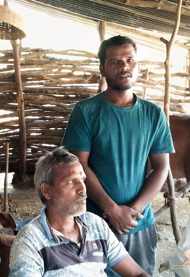 ಹರ್ಲಾಲ್ ಗೌರ್ ಜತೆ ನಿಂತಿರುವ ರಾಜ್ಕುಮಾರ್ ಉಯ್ಕೆ