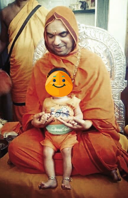 ಭಕ್ತೆಯೊಬ್ಬರ ಮಗು ಜತೆ ರಾಮಚಂದ್ರಾಪುರ ಮಠದ ಪೀಠಾಧಿಪತಿ ರಾಘವೇಶ್ವರ ಭಾರತಿ ಸ್ವಾಮಿ. 