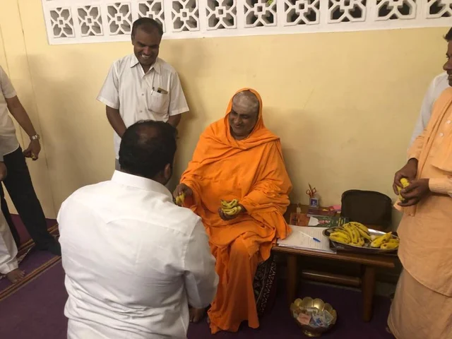 ಸುತ್ತೂರು ಸ್ವಾಮೀಜಿ ಮುಂದೆ ಮಂಡಿಯೂರಿರುವ ಹರ್ಷವರ್ಧನ