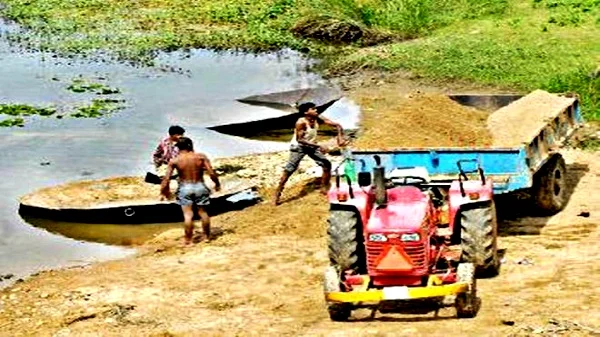 ನದಿಯ ನೀರಿನಡಿಯಿಂದ ಕೊಪ್ಪರಿಗೆಗೆ, ಕೊಪ್ಪರಿಗೆಯಿಂದ ಟ್ಯಾಕ್ಟರ್ಗೆ ಮರಳು ಸಾಗಣೆ