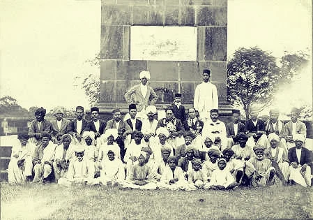 ವಿಜಯ ಸ್ತಂಭದ ಮುಂದೆ ಅಂಬೇಡ್ಕರ್ ಮತ್ತು ಇತರರು