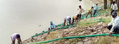 ಕೆರೆಗೆ ಪೈಪ್ ಇಡುವವರು ಜನರೇ ಇರಬಹುದು; ಮೊದಲು ‘ನಲ್ಲಿಕಟ್ಟೆ’ಯಲ್ಲಿ ಕುಳಿತವರು ಯಾರು ನೋಡಿ...