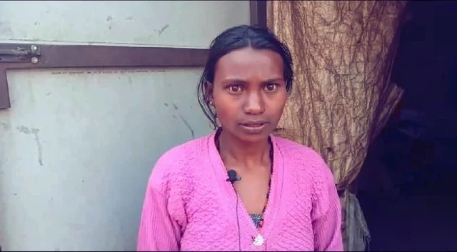 ದಿಡ್ಡಳ್ಳಿಯಿಂದ ಸ್ಥಳಾಂತರಗೊಂಡು, ಈಗ ಮಗುವನ್ನು ಕಳೆದುಕೊಂಡ ಬೇಬಿ- ಆದಿವಾಸಿ ಮಹಿಳೆ. 