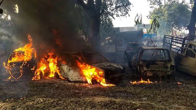 ಉದ್ರಿಕ್ತರಿಂದ ಸೈನಾ ಪೊಲೀಸ್ ಠಾಣೆಗೆ ಬೆಂಕಿ.