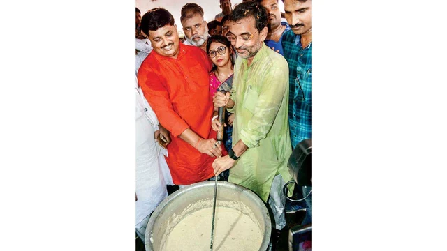 ‘ಪೈಗಮ್ ಇ ಖೀರ್’ ಕಾರ್ಯಕ್ರಮದ ಉದ್ಘಾಟನೆಯಲ್ಲಿ ಖೀರ್ ಕಲಸುತ್ತಿರುವ ಕುಶ್ವಾಹ