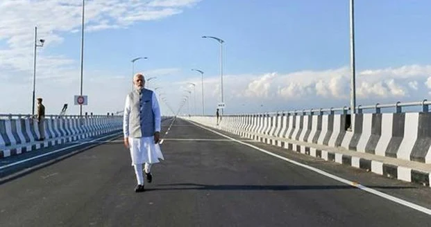 ಸೇತುವೆ ಮೇಲೆ ಕ್ಯಾಮೆರಾಗಳಿಗೆ ಫೋಸ್ ನೀಡಿದ ಮೋದಿ