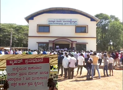 ಭಟ್ಕಳದಲ್ಲಿ ಗುರುವಾರ ಪ್ರತಿಭಟನೆ ನಡೆಸಿದ ಮೀನುಗಾರರು.