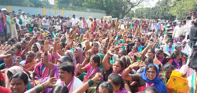 ಬೆಂಗಳೂರಿಗೆ ನಡೆದು ಬಂದ ಸಾವಿರಾರು ಮಹಿಳೆಯರ ಪ್ರತಿಭಟನೆ ಒಂದು ದೃಶ್ಯ. 