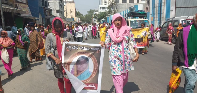 ರಾಯಚೂರಿನ ರೇಣುಕಮ್ಮ ಮಾರ್ಗ ಮಧ್ಯದಲ್ಲಿಯೇ ಅಪಘಾತದಿಂದ ತೀರಿಕೊಂಡರು. ಅವರ ಭಾವಚಿತ್ರವನ್ನು ಬೆಂಗಳೂರಿಗೆ ಹೊತ್ತು ತಂದ ಸಂಗಾತಿಗಳು ಮದ್ಯಪಾನದ ವಿರುದ್ಧ ಘೋಷಣೆ ಕೂಗಿದರು. 