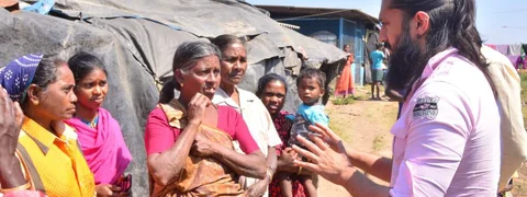 ಕೊಡಗಿನ ದಿಡ್ಡಳ್ಳಿ ಆದಿವಾಸಿಗಳೊಂದಿಗೆ ಹೊಸ ವರ್ಷ ಆಚರಿಸಿದ ನಟ ಚೇತನ್