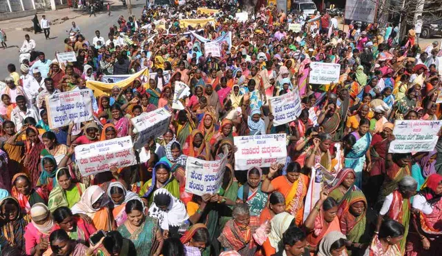 ಚಿತ್ರದುರ್ಗದಿಂದ ಪಾದಯಾತ್ರೆ ಹೊರಟಿರುವ ಮಹಿಳೆಯರು. 