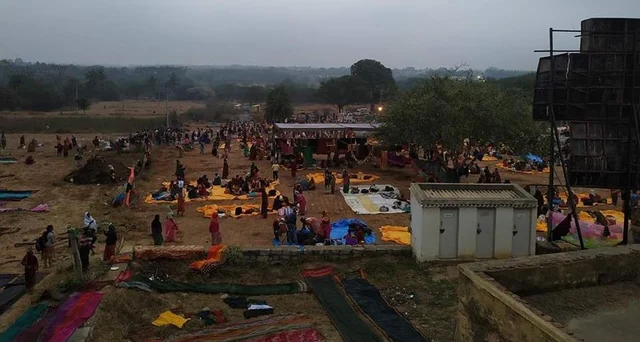 ಪಾದಯಾತ್ರೆಗೆ ಬಂದಿದ್ದ ಮಹಿಳೆಯರು ಡಾಬಸ್ಪೇಟ್ ಬಳಿ ಹೊಲದಲ್ಲಿ ತಂಗಿದ್ದ ಸ್ಥಳ