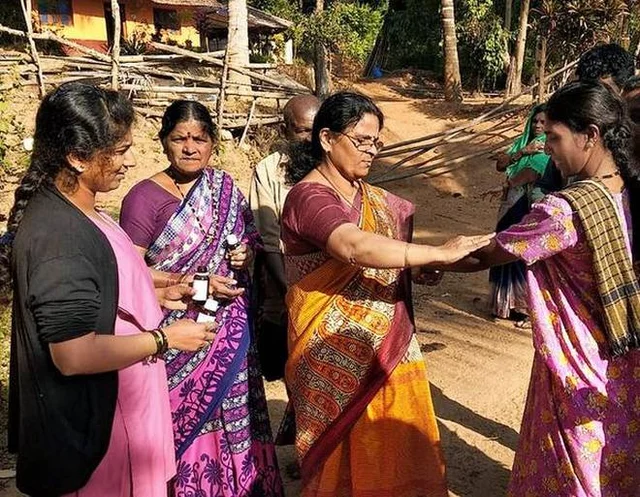 ಮುಂಜಾಗ್ರತಾ ಕ್ರಮವಾಗಿ ಶಿವಮೊಗ್ಗದಲ್ಲಿ ಜನರಿಗೆ ಆರೋಗ್ಯ ಇಲಾಖೆ ಸಿಬ್ಬಂದಿಗಳು ಲಸಿಕೆ ಹಾಕುತ್ತಿರುವುದು.