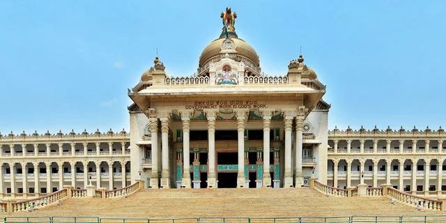 ಹಣೆ ಮೇಲೆ ‘ಸರ್ಕಾರದ ಕೆಲಸ ದೇವರ ಕೆಲಸ’ ಎಂದು ಬರೆಸಿಕೊಂಡಿರುವ ವಿಧಾನಸೌಧ 