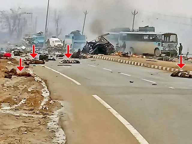 ಸಿಆರ್ಪಿಎಫ್ ಕಾನ್ವಾಯ್ ಮೇಲಿನ ದಾಳಿಯ ತೀವ್ರತೆಯನ್ನು ಬಿಂಬಿಸುವ ಒಂದು ಚಿತ್ರ. 