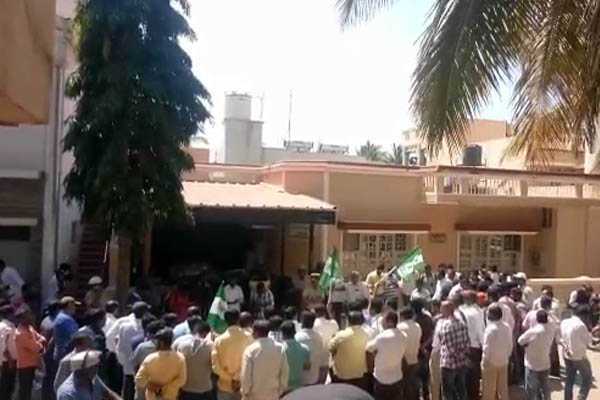 ಪ್ರೀತಂ ಗೌಡ ಮನೆಯ ಮುಂದೆ ಜೆಡಿಎಸ್ ಬೆಂಬಲಿಗರ ಪ್ರತಿಭಟನಾ ದಾಳಿ. 