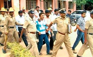 ಸ್ವಯಂ ಕೃಷಿ ಚಿಟ್ ಫಂಡ್ ವಂಚನೆ ಪ್ರಕರಣದಲ್ಲಿ ಆರೋಪಿಯನ್ನು ಕರೆದೊಯ್ದ ಪೊಲೀಸರು. 