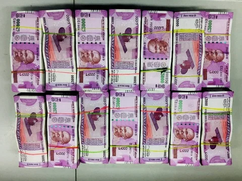 ಫೀಲ್ಡಿಗಿಳಿದ ಐಟಿ ಇಲಾಖೆ, ಚುನಾವಣೆಗಾಗಿ ಹಾವೇರಿ ಇಂಜಿನಿಯರ್ ಸಂಗ್ರಹಿಸಿದ್ದ 2 ಕೋಟಿ ರೂ. ವಶ