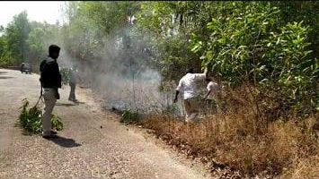 ಬಸ್ರೂರು- ಹುಣಸೆಮಕ್ಕಿ ಮಾರ್ಗ ಮಧ್ಯ ಹೊತ್ತಿಕೊಂಡಿದ್ದ ಬೆಂಕಿ ನಂದಿಸಿದ ಭಾಸ್ಕರ್ ಶೆಟ್ಟಿ ಮತ್ತು ಸ್ಥಳೀಯರು. 
