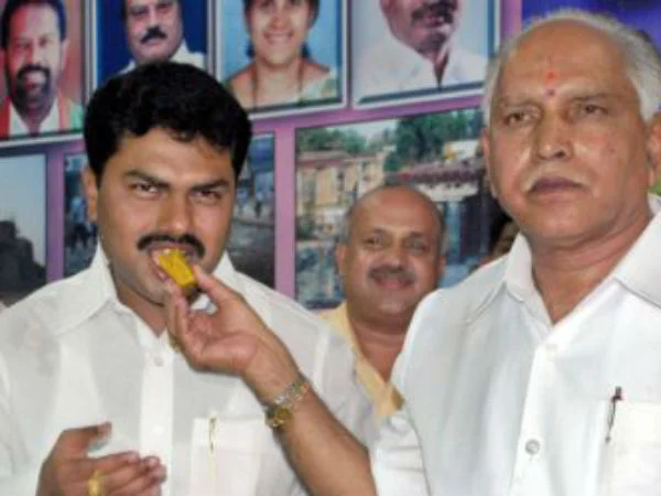 ಕರ್ನಾಟಕ ಮಾಜಿ ಮುಖ್ಯಮಂತ್ರಿ ಯಡಿಯೂರಪ್ಪ ಹಾಗೂ ಅವರ ಮಗ ಸಂಸದ ಬಿ.ವೈ. ರಾಘವೇಂದ್ರ.