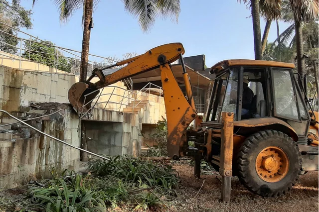ಉದ್ಯಮಿ ನೀರವ್ ಮೋದಿ ಒಡೆತನದ ಐಶಾರಾಮಿ ಬಂಗಲೆಯನ್ನು ತೆರವುಗೊಳಿಸುತ್ತಿರುವುದು.