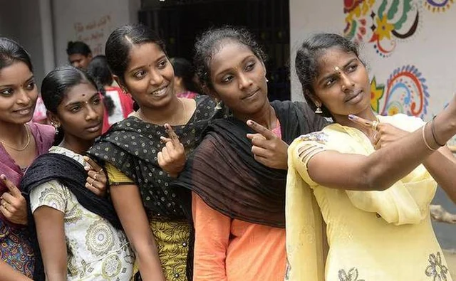ತಮಿಳುನಾಡಿನ ಕಾಲೇಜು ವಿದ್ಯಾರ್ಥಿಗಳ ಮೊದಲ ಮತದಾನ. (ಚಿತ್ರ ಸಾಂದರ್ಭಿಕ). 