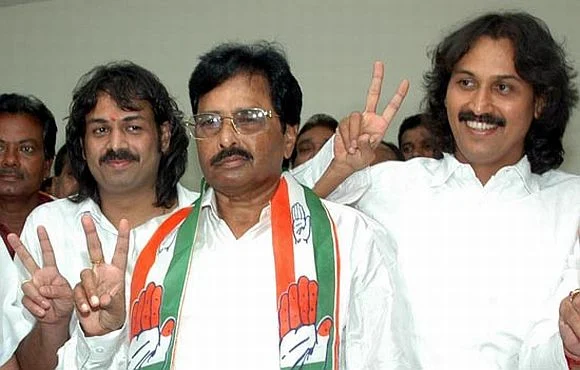 ಕರ್ನಾಟಕದ ಮಾಜಿ ಮುಖ್ಯಮಂತ್ರಿ ಬಂಗಾರಪ್ಪ ಹಾಗೂ ಮಕ್ಕಳು.