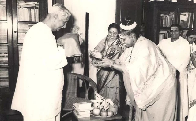 ರಾಷ್ಟ್ರಕವಿ ಕುವೆಂಪು ಅವರ ಜತೆ ಮಾತೆ ಮಹಾದೇವಿ.