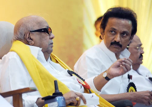 ತಮಿಳುನಾಡಿನ ಮಾಜಿ ಮುಖ್ಯಮಂತ್ರಿ ದಿವಂಗತ. ಎಂ.ಕರುಣಾನಿಧಿ ಹಾಗೂ ಅವರ ಮಗ ಇಂದಿನ ಡಿಎಂಕೆ ಪಕ್ಷದ ನಾಯಕ ಎಂ.ಕೆ.ಸ್ಟಾಲಿನ್.