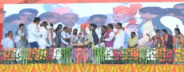 ಕಲಬುರಗಿಯ ಬುಧವಾರದ ಸಮಾರಂಭದಲ್ಲಿ ಪ್ರಧಾನಿ ಮೋದಿ ಮತ್ತು ಬಿ. ಎಸ್. ಯಡಿಯೂರಪ್ಪ. 