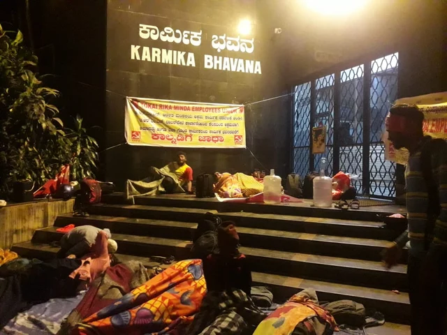 ರಾಜ್ಯ ಕಾರ್ಮಿಕ ಭವನದ ಮುಂದೆ ಟೋಕೈ ರಿಕಾ ಕಂಪನಿಯ ಕಾರ್ಮಿಕರು ಆಹೋರಾತ್ರಿ ನಡೆಸಿದ ಧರಣಿಯ ಒಂದು ಚಿತ್ರ. 