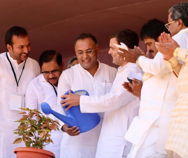 ಗಿಡಕ್ಕೆ ನೀರೆರೆಯುವ ಮೂಲಕ ಪರಿವರ್ತನಾ ರ್ಯಾಲಿಗೆ ಚಾಲನೆ ನೀಡಿದ ರಾಹುಲ್ ಗಾಂಧಿ.