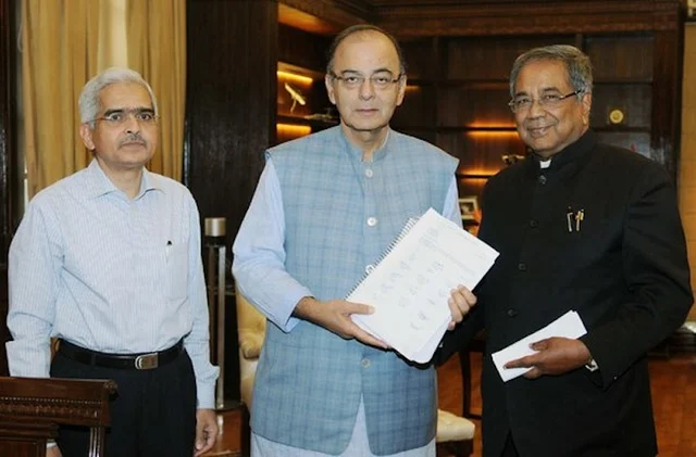 Finance Minister Arun Jaitley receiving the Vishwanathan Committee report.