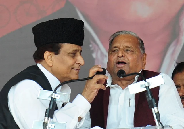 Azam Khan (L) and Mulayam Singh Yadav (Sanjay Kanojia/AFP/Getty Images) 