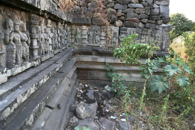 Rummanagudu Neelakanteshwara Temple before the clean-up activity (Sachin Halkeri)