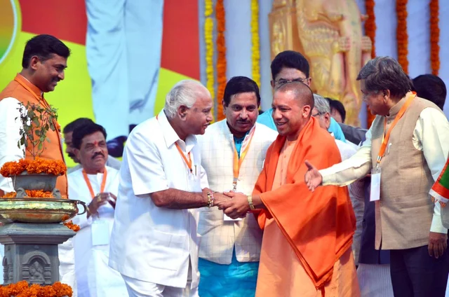 B S Yeddyurappa with Yogi Adityanath at the Parivartana Yatre at Hubballi (@BSYBJP/Twitter) 