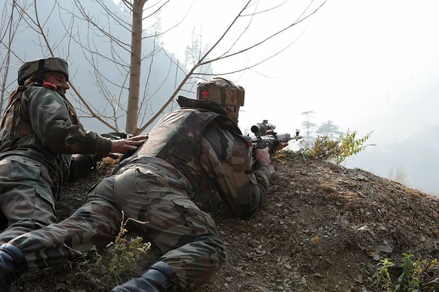 Indian soldiers take position on the border with Pakistan. (ROUF BHAT/AFP/GettyImages)