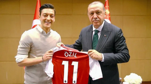 Özil with Erdoğan, just days before the Turkish elections. (pic via Twitter)