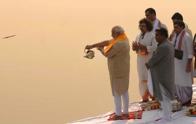 Prime Minister Narendra Modi performing Ganga aarti puja after cleaning Assi ghat on 8 November 2014 in Varanasi, India. (Ashok Dutta/Hindustan Times via GettyImages) 