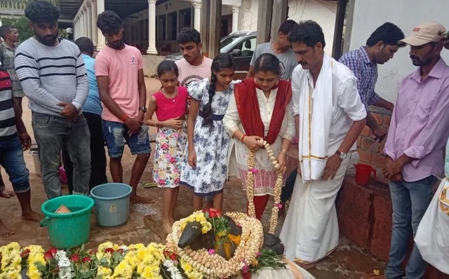 Rocket Moda’s funeral had hundreds of people visiting to pay last respects to the champion bull. 