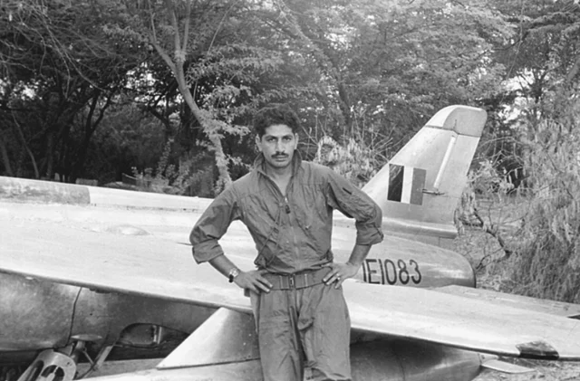 PAF Flight Lieutenant Hatmi stands beside the Gnat of the IAF captured in Pasrur. 