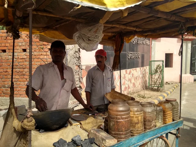 Kamlesh and Manoj at the former’s laiya chana stall outside MNNIT. (Prakhar Gupta/Swarajya)