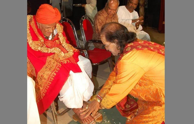 Saxophone maestro Kadri Gopalnath seeking the blessings of Pandit Puttaraj Gawaai.
