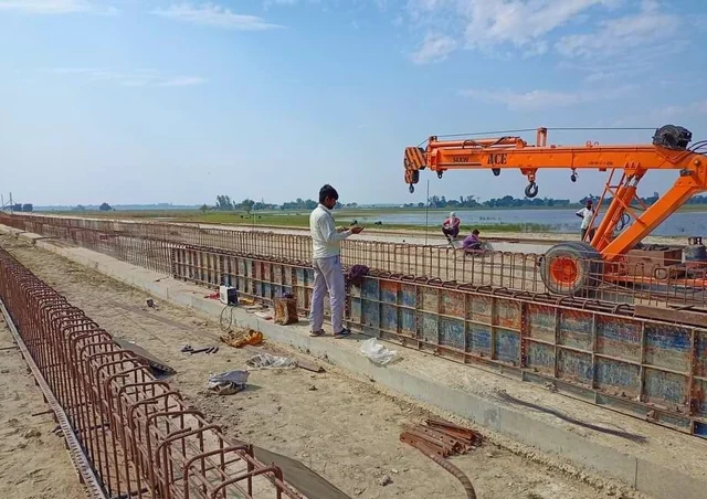 Gorakhpur Link Expressway under construction. 