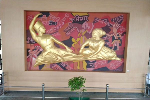 The station has also been beautified by depicting local art and culture on the platform walls. (Image via @PiyushGoyal/Twitter)