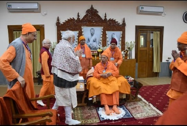 PM Modi greets Swami Smaranananda, president of the Ramakrishna Mission, at Belur. 